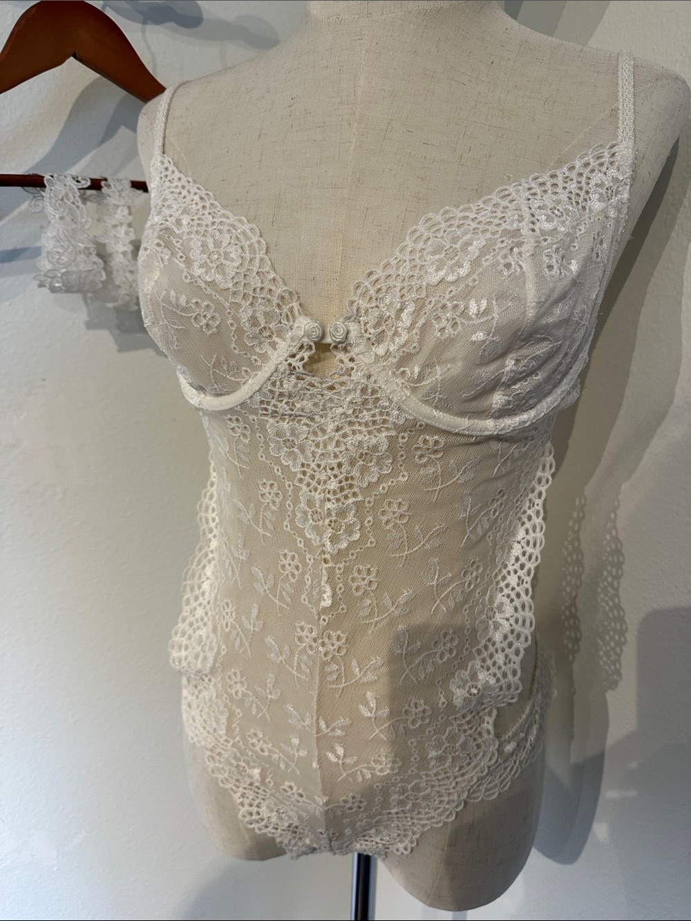 Delicate White Lace Bridal Lingere with Floral Embroidery and two lace garter - Picture 5 of 9